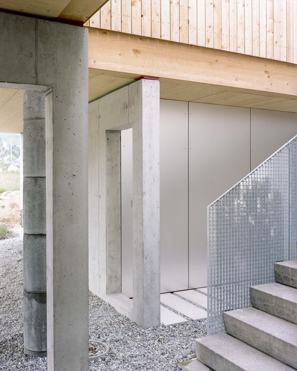 Rodinné komunitní bydlení ve Villy, Madeleine architectes, Studio François Nantermod: Vstupy do jednotlivých obytných celků se nacházejí z vnitřní strany