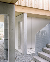 Rodinné komunitní bydlení ve Villy, Madeleine architectes, Studio François Nantermod: Vstupy do jednotlivých obytných celků se nacházejí z vnitřní strany