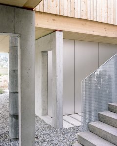 Rodinné komunitní bydlení ve Villy, Madeleine architectes, Studio François Nantermod: Vstupy do jednotlivých obytných celků se nacházejí z vnitřní strany