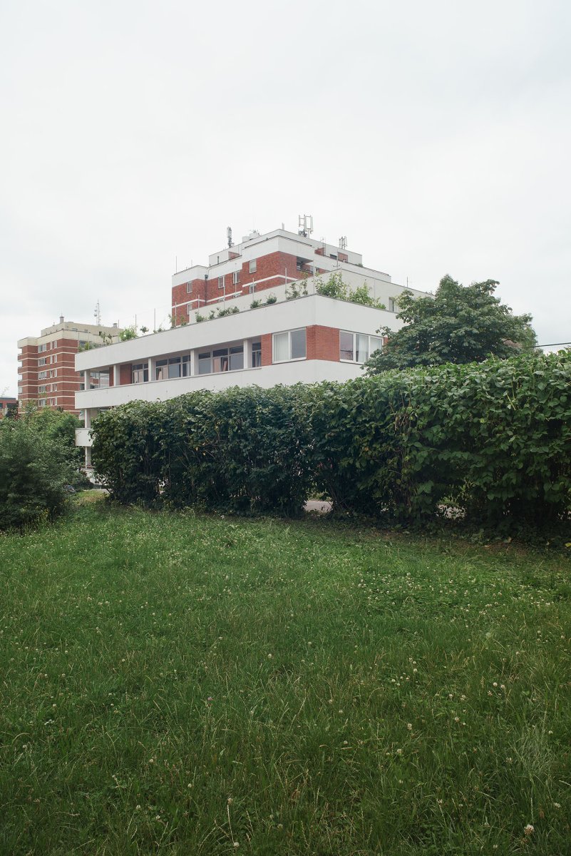 Z okolí je nástavba téměř "neviditelná."  (Nástavba se zahradou v Praze-Dejvicích, Nácházel architekti)