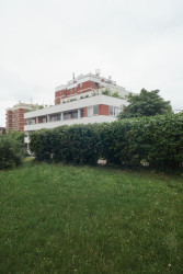 Z okolí je nástavba téměř "neviditelná."  (Nástavba se zahradou v Praze-Dejvicích, Nácházel architekti)