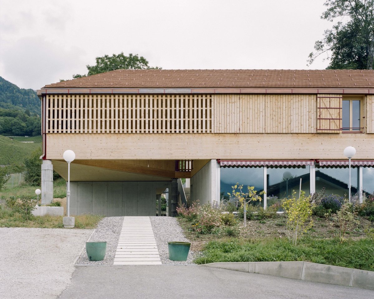 Rodinné komunitní bydlení ve Villy, Madeleine architectes, Studio François Nantermod: Nová hmota přístavby zaujme také svým materiálovým řešením, kvalitními detaily a
formálním tvaroslovím