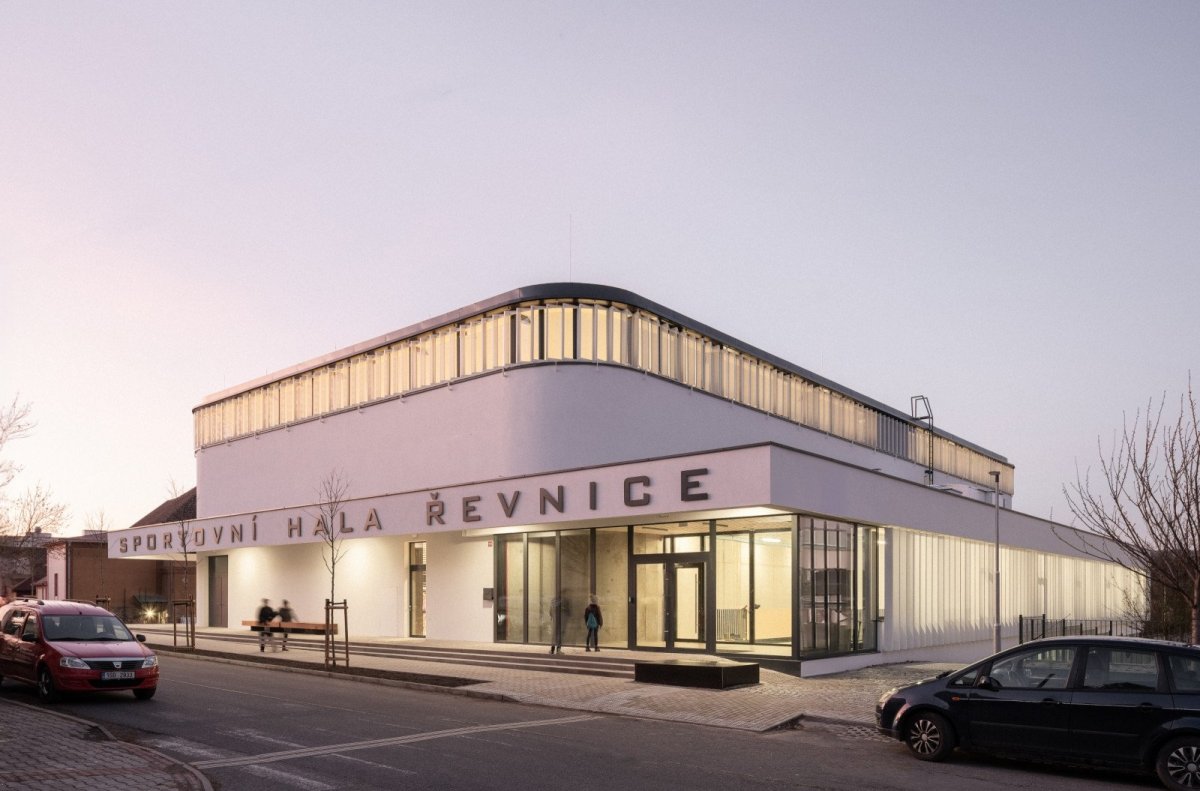 Základní škola v Řevnicích se dočkala nové sportovní haly. (Hala Řevnice; Grido)