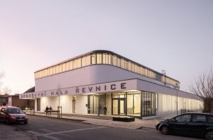 Základní škola v Řevnicích se dočkala nové sportovní haly. (Hala Řevnice; Grido)