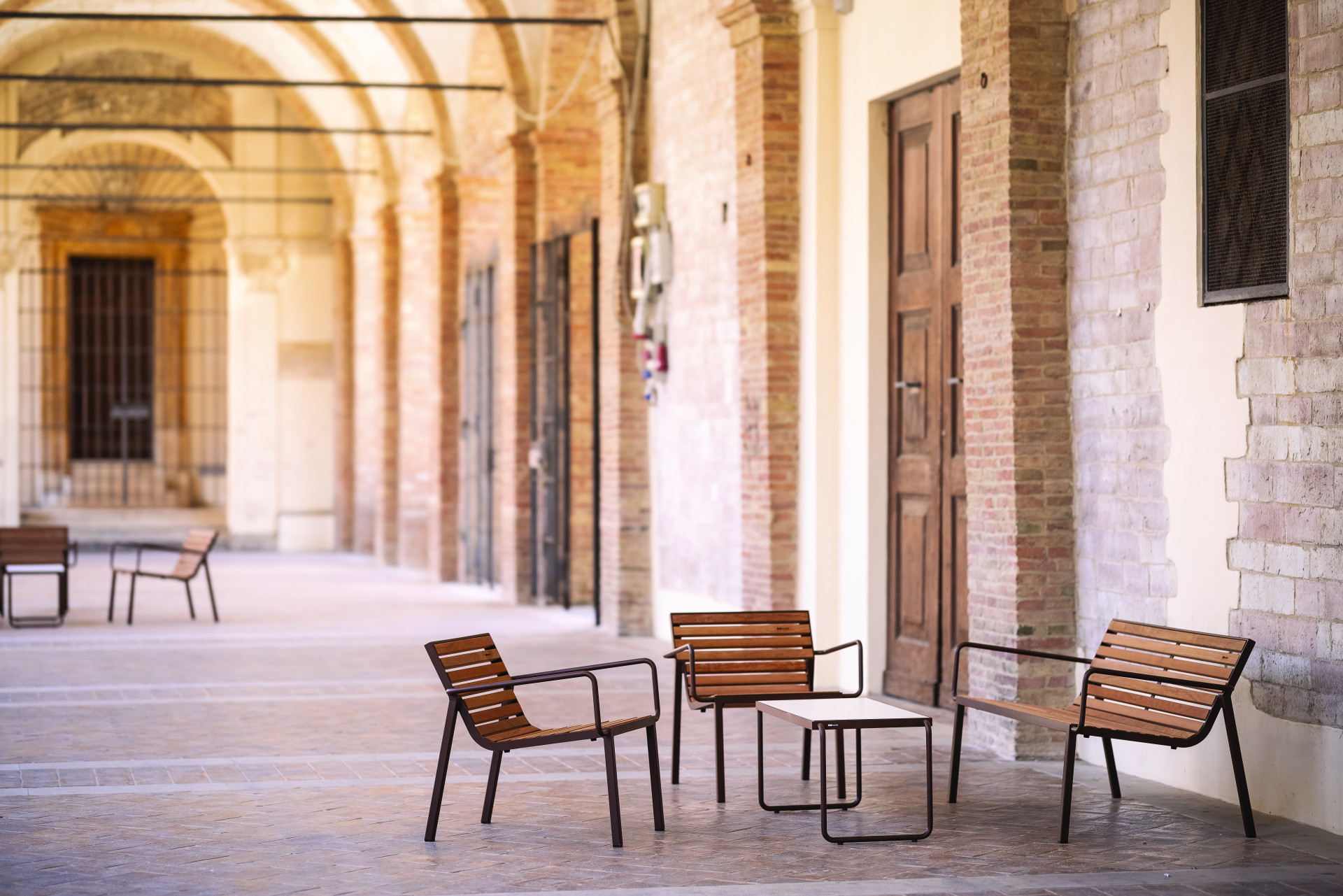 mmcité vybavilo mobiliářem náměstí a ulice historického italského městečka Fabriano