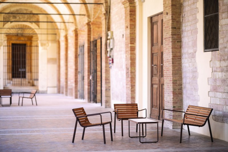 mmcité vybavilo mobiliářem náměstí a ulice historického italského městečka Fabriano