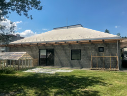 Samoobsluha v Seči od Žalský architekt