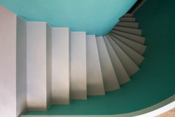 Pohled na schodiště (Rodinný dům v Křenovicích, ika.architekti)