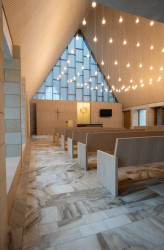 Interiér obřadní síně s akustickými panely Novatop (Rekonstrukce obřadní síně v Přerově; KT architekti)