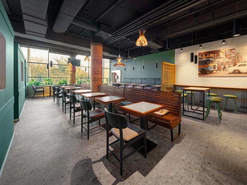 Indické bistro na pražské Floře je stylizované do indického vlaku minulého století. (Bombay Express; Studio archicraft)