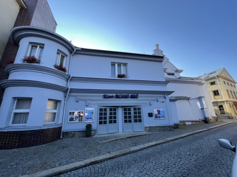 Kino Modrý kříž, Tomáš Pražák a Pavel Moravec, 1920: Kino jako velice cenný příklad kuboexpresionistické architektury ve městě