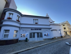 Kino Modrý kříž, Tomáš Pražák a Pavel Moravec, 1920: Kino jako velice cenný příklad kuboexpresionistické architektury ve městě