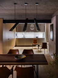 Autorský stůl z tropického dřeva (AOC architekti, rezidence Zelený dům)