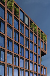 V Gdaňsku vyrostla administrativní budova s cihlovou fasádou navržená architekty Marcinem Woyciechowskim, Tomaszem Piechotou a Radosławem Orłowskim