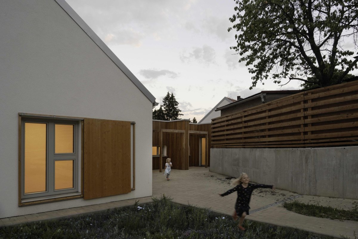 V malé vesnici na západě Slovensko stojí nově zrealizovaný dvojdům pro zdravotně a mentálně znevýhodněné navržený architekty z ateliéru A33