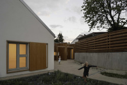 V malé vesnici na západě Slovensko stojí nově zrealizovaný dvojdům pro zdravotně a mentálně znevýhodněné navržený architekty z ateliéru A33