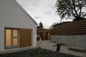 V malé vesnici na západě Slovensko stojí nově zrealizovaný dvojdům pro zdravotně a mentálně znevýhodněné navržený architekty z ateliéru A33