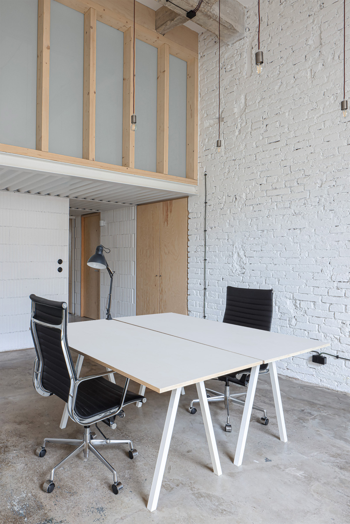 V továrně na kabely v pražských Holešovicích má své kanceláře studio Monolot. Nyní je rozšířili podle návrhu architektky Anny Koukolová. 