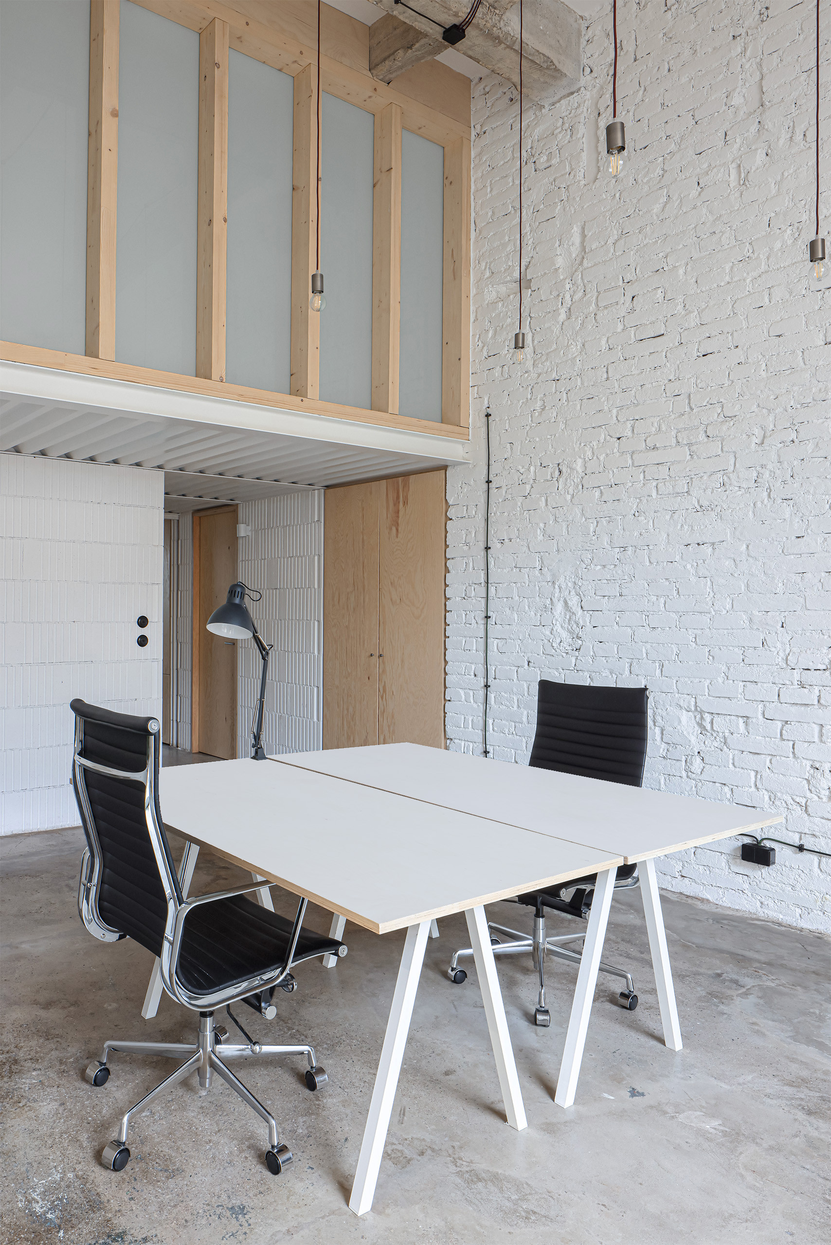 V továrně na kabely v pražských Holešovicích má své kanceláře studio Monolot. Nyní je rozšířili podle návrhu architektky Anny Koukolová. 