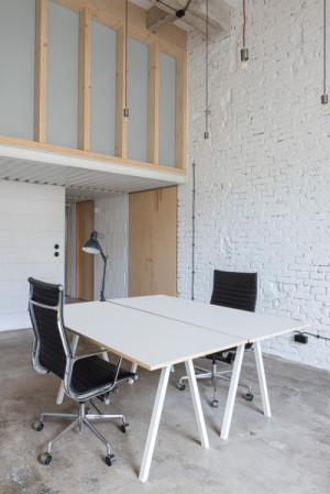 V továrně na kabely v pražských Holešovicích má své kanceláře studio Monolot. Nyní je rozšířili podle návrhu architektky Anny Koukolová. 