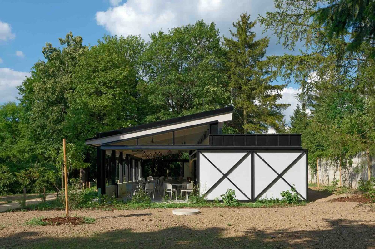 Nenápadný objekt umístili architekti mezi vzrostlé stromy. (Multifunkční objekt ve zlínské zoo, studio New Work)