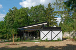 Nenápadný objekt umístili architekti mezi vzrostlé stromy. (Multifunkční objekt ve zlínské zoo, studio New Work)