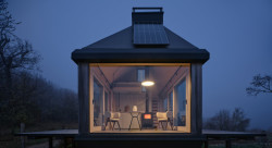 Dům se pronajímá a je možné tady strávit víkend. Noc stojí momentálně okolo 130 eur. (Domek ve vinici; Ark-Shelter, Archekta)