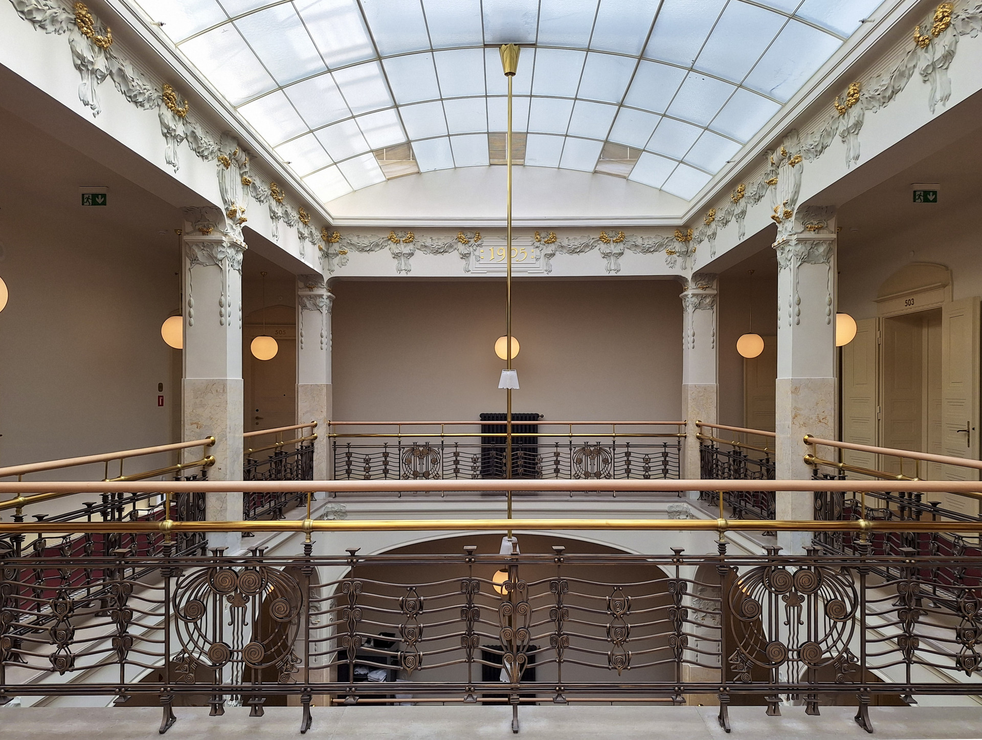 Kouzelnou mystiku a legendy z Prahy W Prague zahrnulo do svého designu i komunikace. Výsledkem je, že zde zákazníci hotelu budou žít v idylicky romantické atmosféře, které se dosahuje právě také kombinací precizně zrestaurovaných detailů a kompletně nově vybavených, útulných pokojů. 