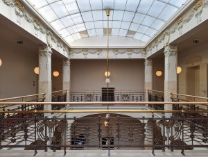 Kouzelnou mystiku a legendy z Prahy W Prague zahrnulo do svého designu i komunikace. Výsledkem je, že zde zákazníci hotelu budou žít v idylicky romantické atmosféře, které se dosahuje právě také kombinací precizně zrestaurovaných detailů a kompletně nově vybavených, útulných pokojů. 
