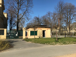 Objekt bývalé kuželny ze 30. let v plzeňských Štruncových sadech, pohled z ulice. Foto: Studio Toast