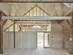 Vysoké stropy dodaly místnostem vzdušnost a velkorysost. (Mateřská škola v Unterachu, Ateliér Hohengasser Wirnsberger)