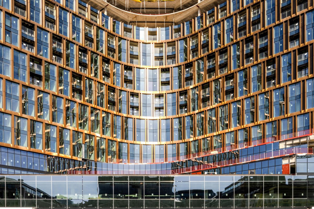 Budova se rekonstruuje podle projektu kanceláří Snøhetta, Binst Architects, DDS+ a A.D.E. (OXY Brussels)