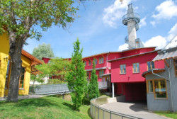 Dům dětí a mládeže v pražských Modřenech (2000-2005) je dalším velkým areálem, který Vlado Milunić navrhl. Stějně jako jeho dřívější domovy důchodců nebo dětský stacionář ve Čtyřech Dvorech se skládá z několika objektů. Zde to jsou klubovny, divadlo a tělocvična. Do areálu byl také zapojen starší objekt od funkcionalistického architekta Jana Gillara.