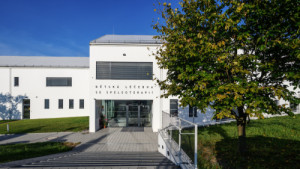 Podoba léčebny vzešla z veřejné zakázky s prvky architektonické soutěže. (Dětská léčebna se speleoterapií v Ostrově u Macochy; Adam Rujbr Architects)