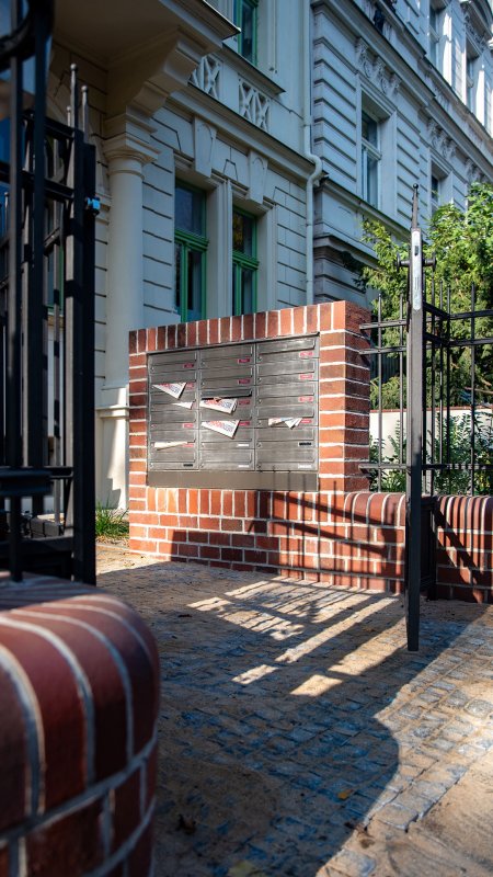 Cihelné zídky postavené z tradičních cihel z Cihelny Kadaň vytváří reprezentativní vstupní prostor, ladící s architekturou domu.