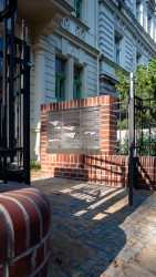 Cihelné zídky postavené z tradičních cihel z Cihelny Kadaň vytváří reprezentativní vstupní prostor, ladící s architekturou domu.