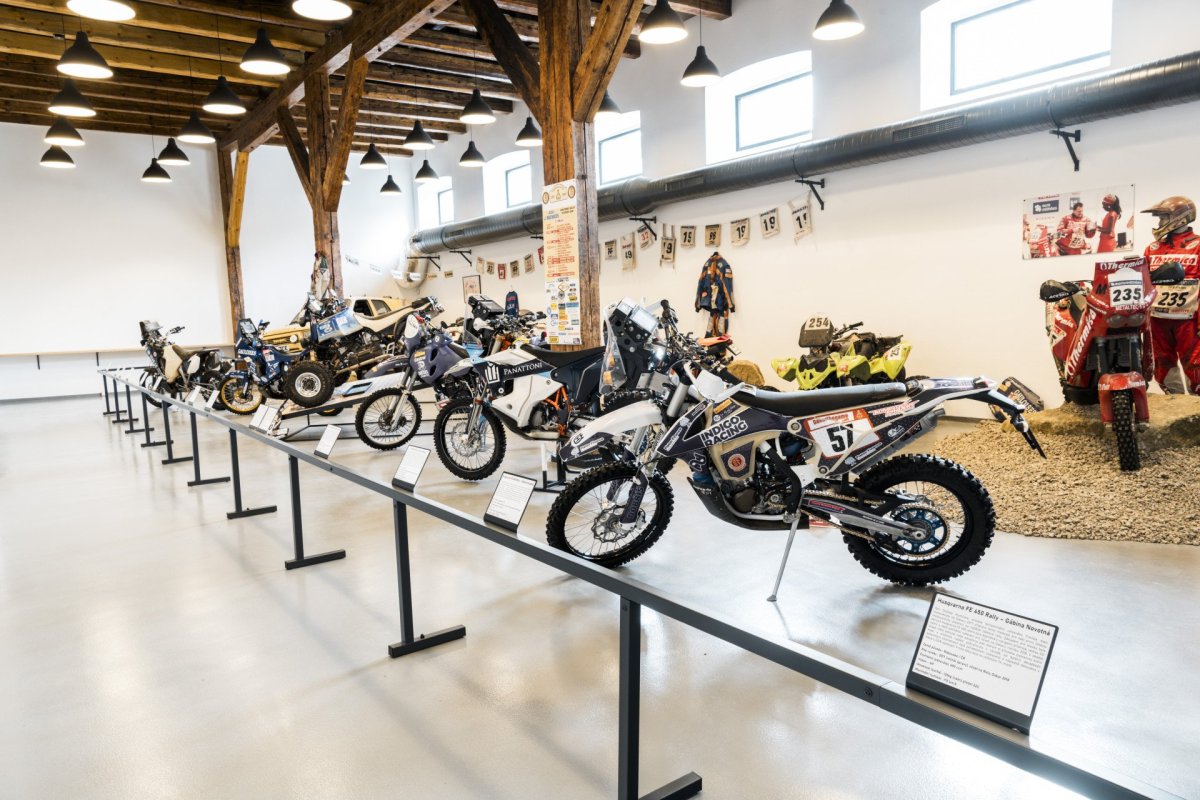 Místo skleněných tyčí na výrobu jablonecké bižuterie, jsou tu jiné poklady. (Automoto muzeum v Lučanech nad Nisou, studio ARCHIDEE, architekt Ondřej Novosad)