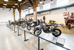 Místo skleněných tyčí na výrobu jablonecké bižuterie, jsou tu jiné poklady. (Automoto muzeum v Lučanech nad Nisou, studio ARCHIDEE, architekt Ondřej Novosad)