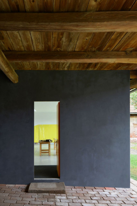 under-construction architects, Ateliér zasunutý do stodoly – foto