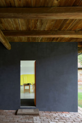 under-construction architects, Ateliér zasunutý do stodoly – foto