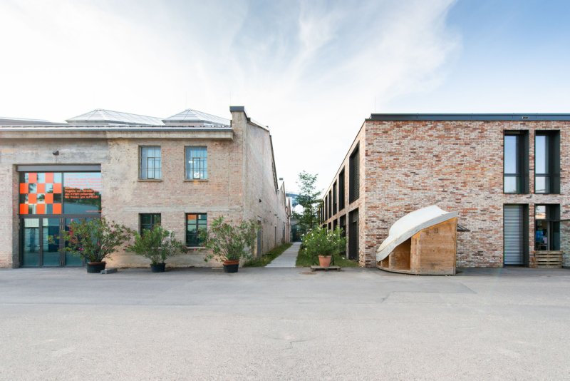 Novostavba vede paralelně s Wagenhallen, avšak respektuje jejich historickou hodnotu patřičným odstupem. (ATELIER BRÜCKNER, Wagenhallen ve Stuttgartu)