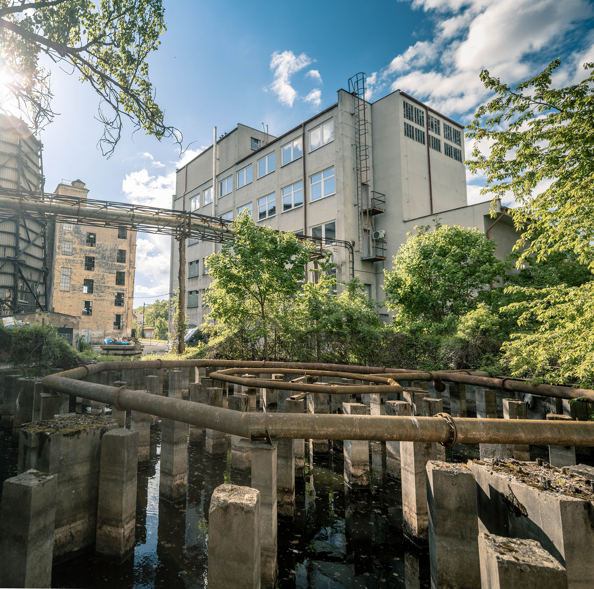 Mizející Kolbenka. Areál ČKD, dříve skrytý za zdí, je nyní přístupný a je možné tu obdivovat pozůstatky průmyslového věku. V popředí zbytky chladící věže, za ní rozvodna a ČKD Mechanika.