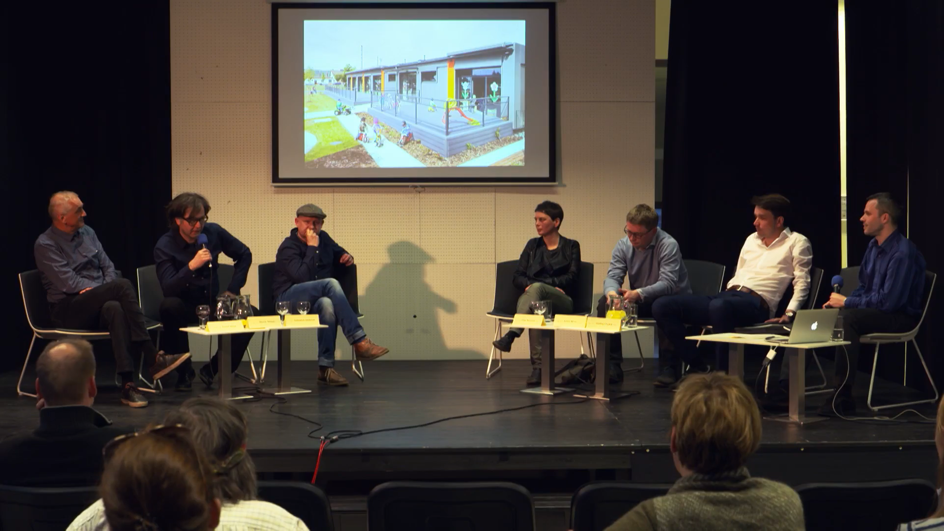 Diskuze Architekti CZ ve Zlíně, zleva David Vávra, Marek Štěpán, Svatopluk Sládeček, Jitka Ressová, Kamil Mrva, Ondřej Chybík a moderátor Jaroslav Sládeček.