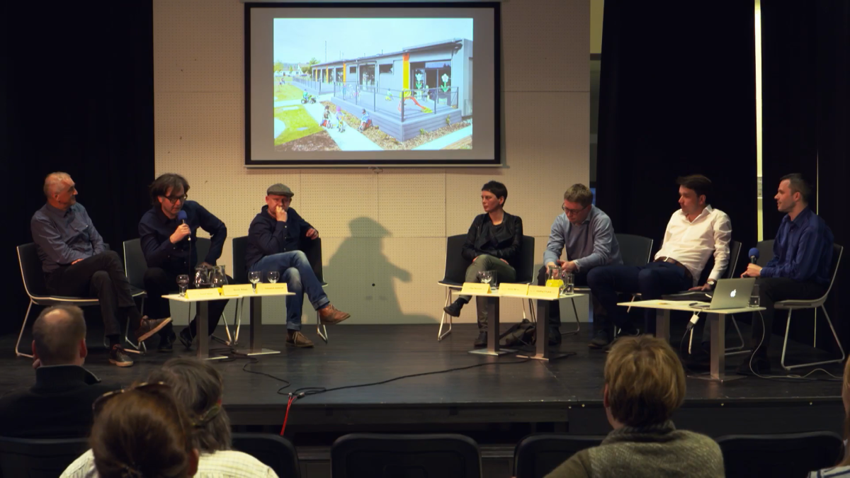 Diskuze Architekti CZ ve Zlíně, zleva David Vávra, Marek Štěpán, Svatopluk Sládeček, Jitka Ressová, Kamil Mrva, Ondřej Chybík a moderátor Jaroslav Sládeček.