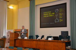 Kevin Flanagan na přednášce o dřevěných výškových budovách na MZe