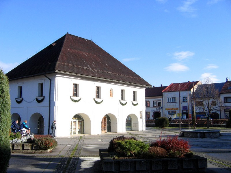 Rekonstrukce renesanční radnice v Rajci od Ferdinanda Milučkého, 1991.