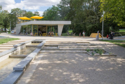 Architekti do parku navrhli několik nových objektů, jedním z nich je kavárna. (Park Střed v Mostě, Rehwaldt Landscape Architects + Atelier Hoffman)