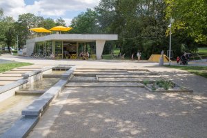 Architekti do parku navrhli několik nových objektů, jedním z nich je kavárna. (Park Střed v Mostě, Rehwaldt Landscape Architects + Atelier Hoffman)