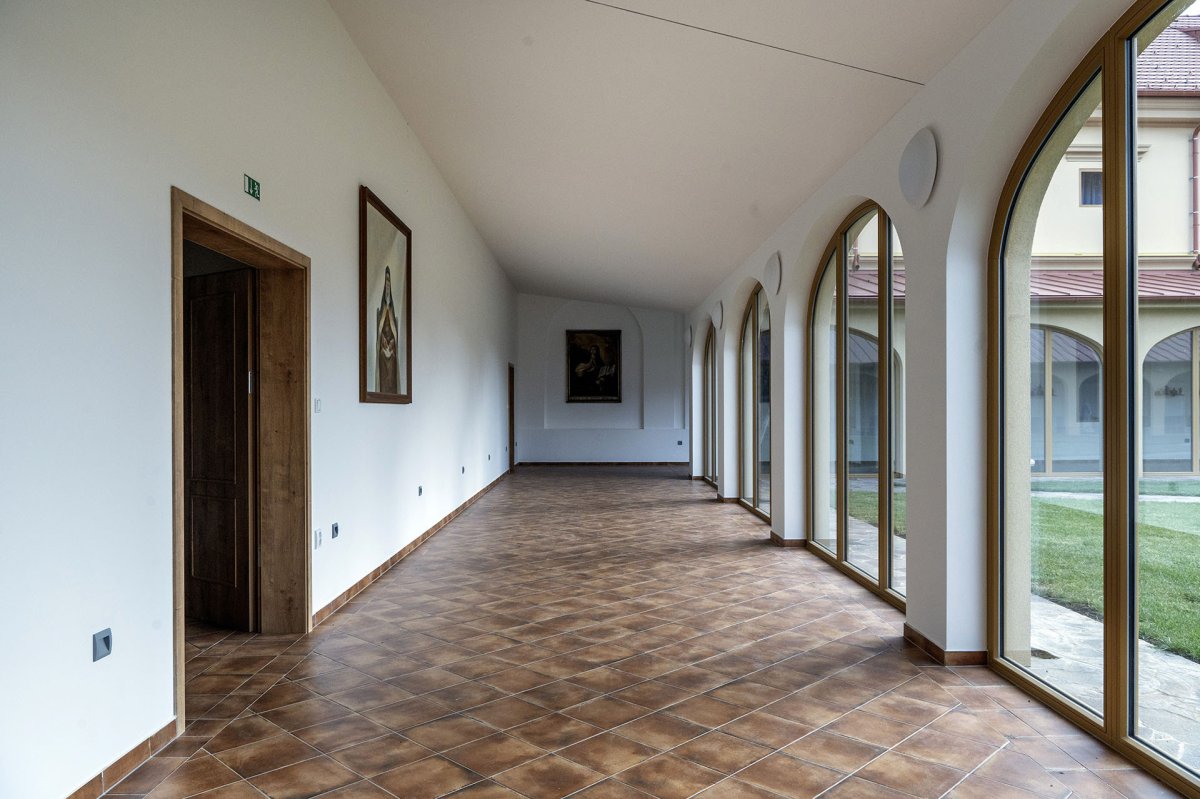 Klášter bosých karmelitek v Drastech. Architekturu navrhl ateliér AV19.