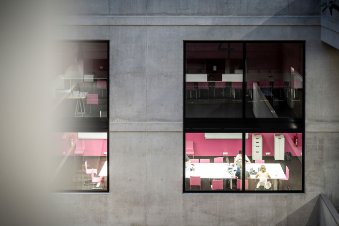 Fakulta architektury ČVUT vyhlašuje výběrová řízení na pozice vedoucí*ho ústavu a vedoucí*ho a asistenta nebo asistentky dvou ateliérů.